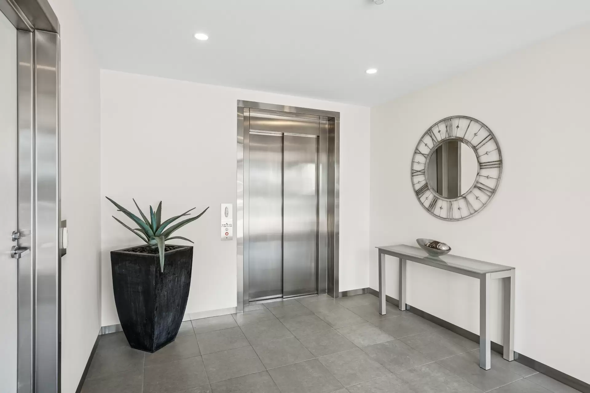 8/1 North Esplanade, Glenelg North Sold by Booth Real Estate - image 1