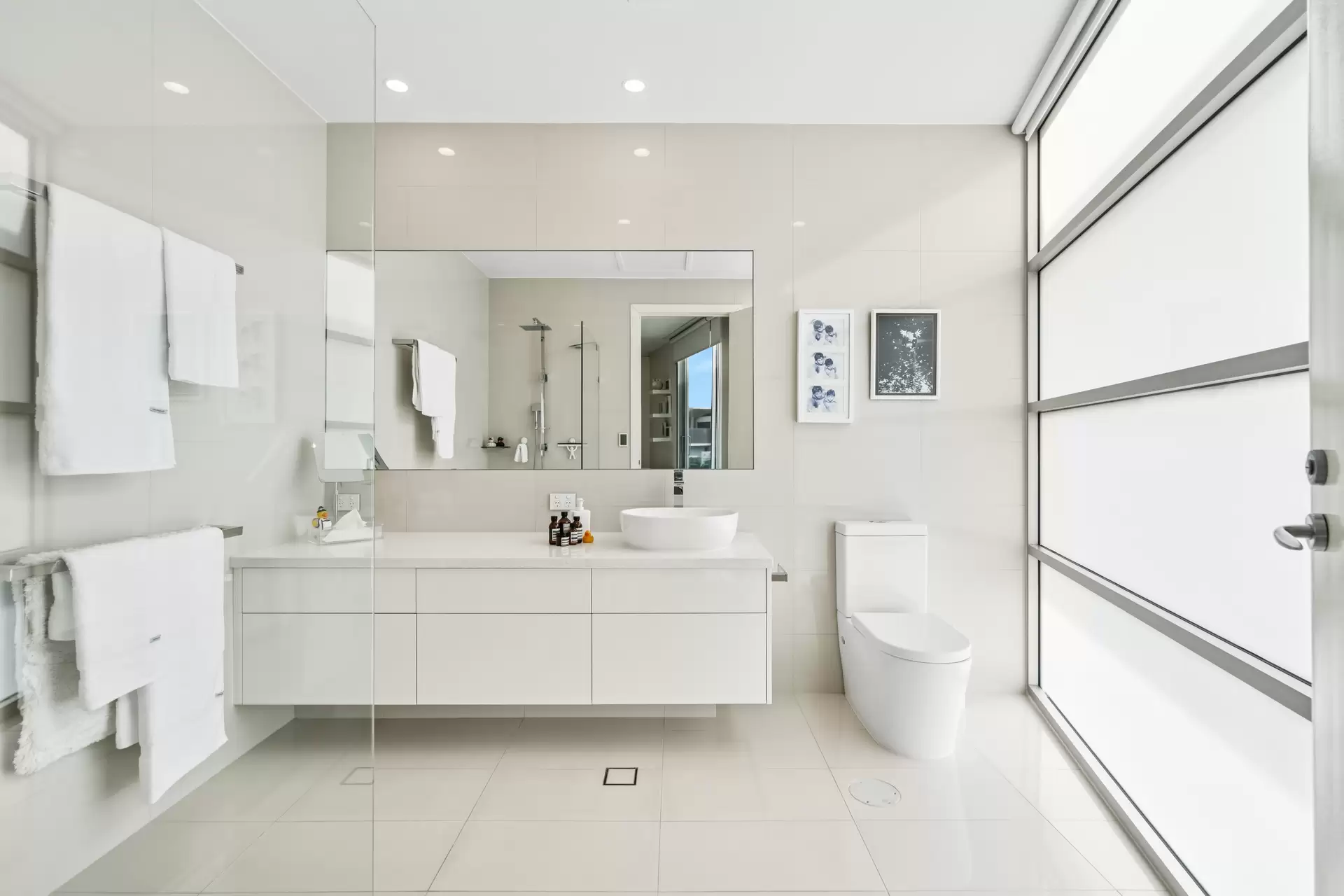 8/1 North Esplanade, Glenelg North Sold by Booth Real Estate - image 1