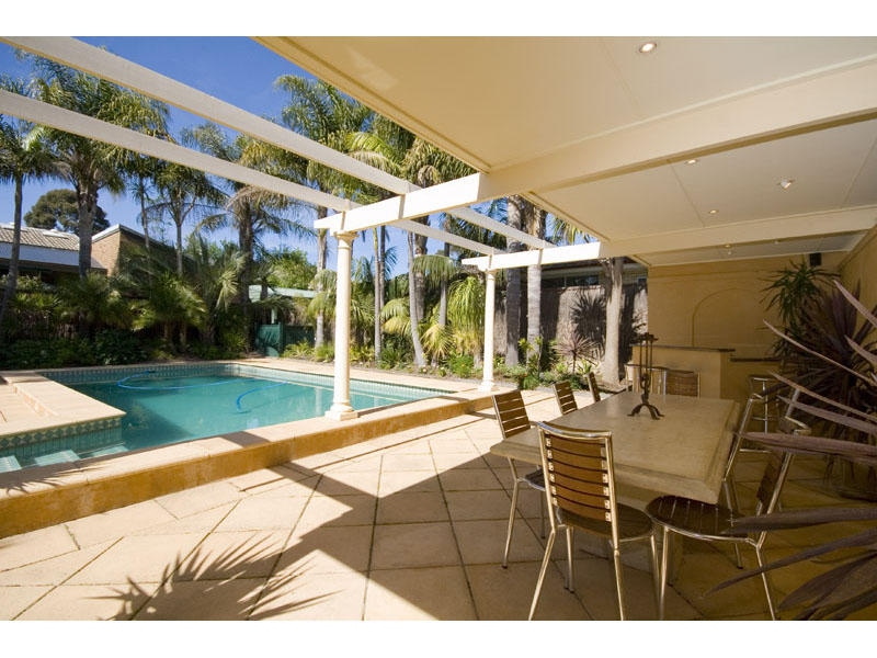 18 Chisholm Avenue, Burnside Sold by Booth Real Estate - image 1