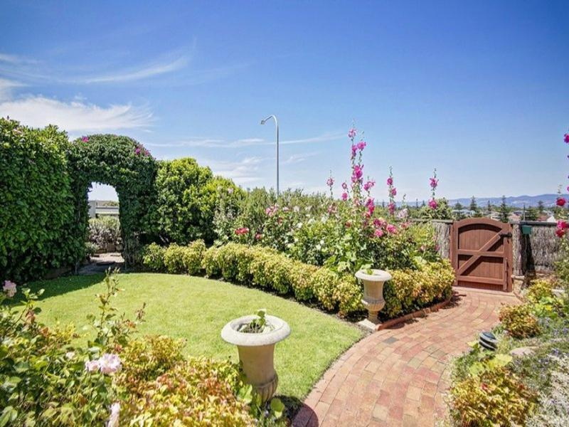 1 RICHARDSON Avenue, Glenelg North Sold by Booth Real Estate - image 1