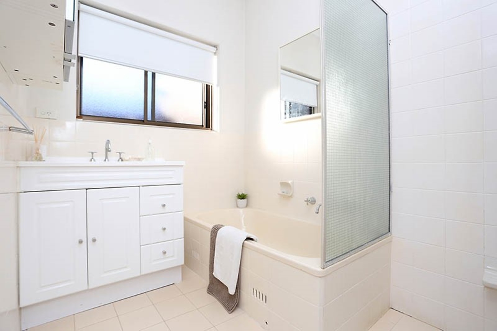 1/72 Young Street, Parkside Sold by Booth Real Estate - image 1