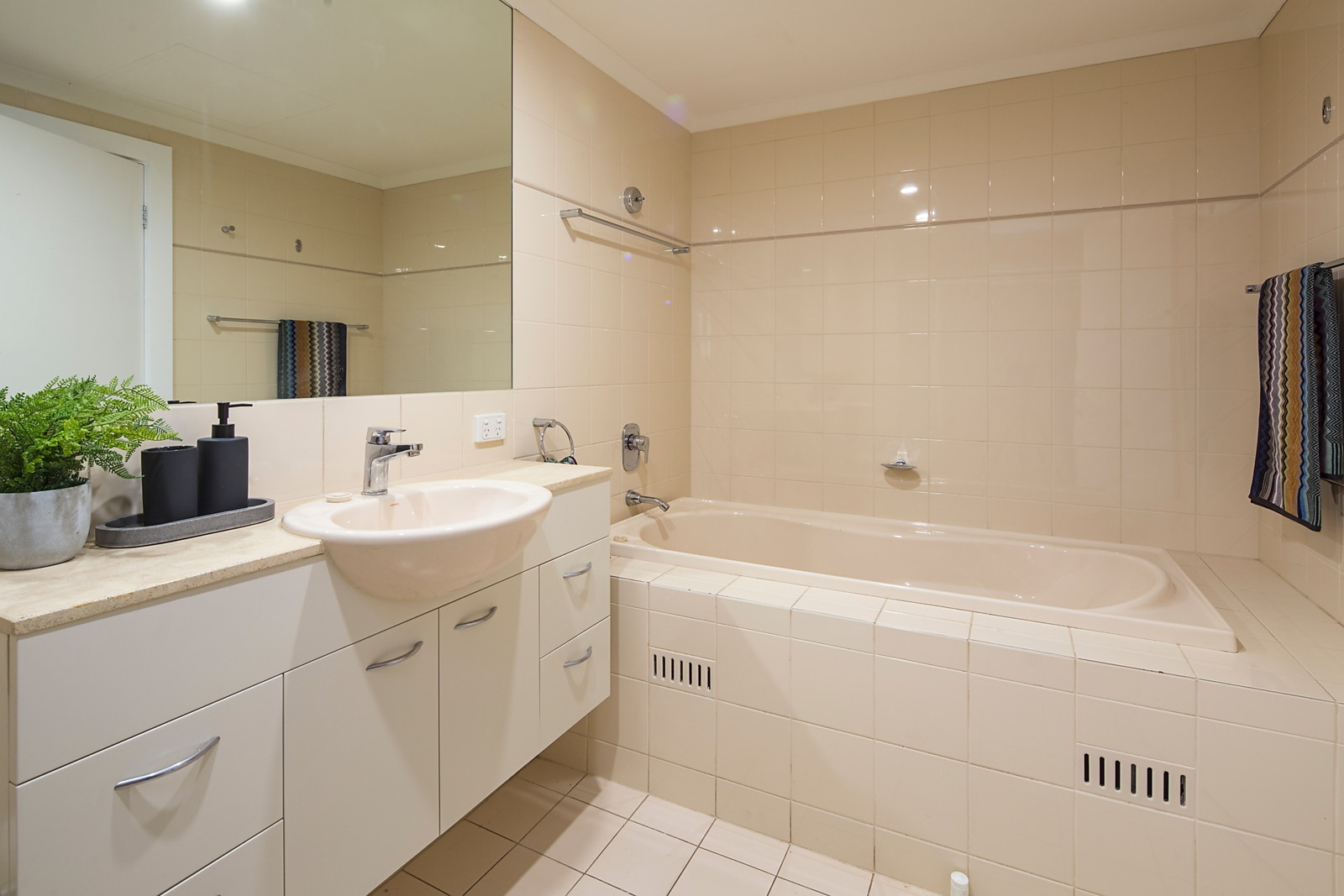 3/30 Colley Terrace, Glenelg Sold by Booth Real Estate - image 1